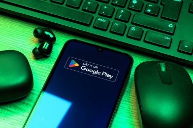 Prag, Çek Cumhuriyeti - 10 21 2024: Google Play logosunu gösteren akıllı telefon.