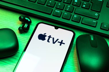 Prag, Çek Cumhuriyeti - 10 21 2024: Apple TV + logosunu gösteren akıllı telefon.