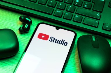 Prag, Çek Cumhuriyeti - 10 21 2024: Youtube Stüdyo logosunu gösteren akıllı telefon.