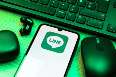 Prag, Çek Cumhuriyeti - 10 21 2024: Yüzeyde Satır logosunu gösteren akıllı telefon.