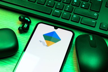Prag, Çek Cumhuriyeti - 10 21 2024: Google Family Link logosunu gösteren akıllı telefon.
