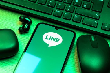 Prag, Çek Cumhuriyeti - 10 21 2024: Yüzeyde Satır logosunu gösteren akıllı telefon.