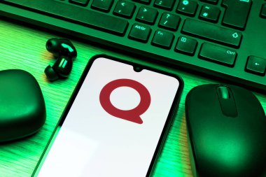 Prag, Çek Cumhuriyeti - 10 21 2024: Quora logosunu gösteren akıllı telefon.