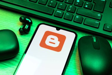 Prag, Çek Cumhuriyeti - 10 21 2024: Blogger logosunu gösteren akıllı telefon.