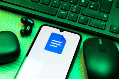 Prag, Çek Cumhuriyeti - 10 21 2024: Google Doku logosunu gösteren akıllı telefon.