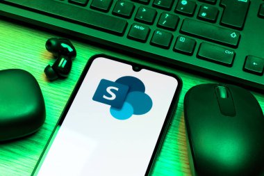 Prag, Çek Cumhuriyeti - 10 21 2024: Microsoft Sharepoint logosunu gösteren akıllı telefon.