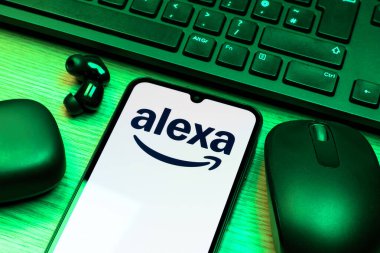 Prag, Çek Cumhuriyeti - 10 21 2024: Alexa logosunu gösteren akıllı telefon.