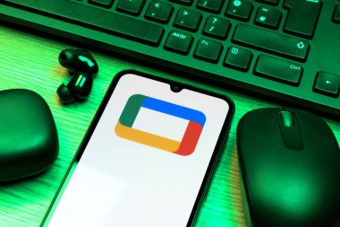 Prag, Çek Cumhuriyeti - 10 21 2024: Google TV logosunu gösteren akıllı telefon.