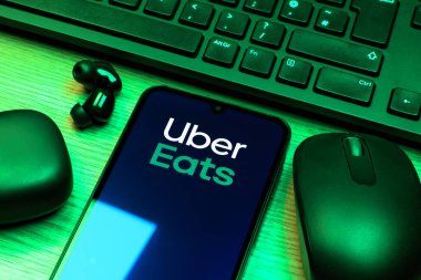 Prag, Çek Cumhuriyeti - 10 21 2024: Uber Eats logosunu gösteren akıllı telefon.