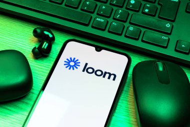 Prag, Çek Cumhuriyeti - 10 21 2024: Loom logosunu gösteren akıllı telefon.