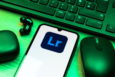 Prag, Çek Cumhuriyeti - 10 21 2024: Lightroom logosunu gösteren akıllı telefon.