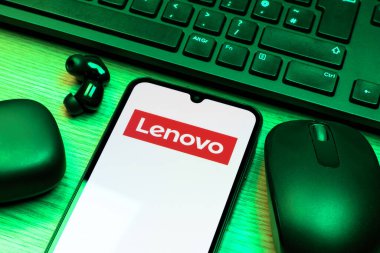Prag, Çek Cumhuriyeti - 10 21 2024: Lenovo logosunu gösteren akıllı telefon.