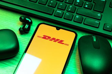 Prag, Çek Cumhuriyeti - 10 21 2024: DHL logosunu gösteren akıllı telefon.
