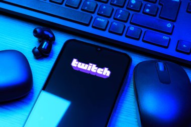 Prag, Çek Cumhuriyeti - 10 21 2024: Twitch logosunu gösteren akıllı telefon.