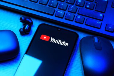 Prag, Çek Cumhuriyeti - 10 21 2024: Youtube logosunu gösteren akıllı telefon.