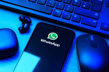 Prag, Çek Cumhuriyeti - 10 21 2024: Yüzeyde WhatsApp logosunu gösteren akıllı telefon.