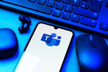 Prag, Çek Cumhuriyeti - 10 21 2024: Takım logolarını gösteren akıllı telefon.