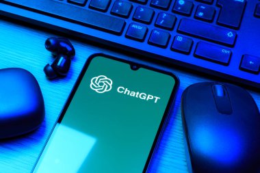 Prag, Çek Cumhuriyeti - 10 21 2024: ChatGPT logosunu gösteren akıllı telefon.