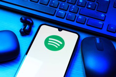 Prag, Çek Cumhuriyeti - 10 21 2024: Spotify logosunu gösteren akıllı telefon.