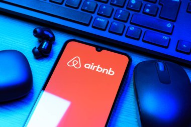 Prag, Çek Cumhuriyeti - 10 21 2024: Airbnb logosunu gösteren akıllı telefon.