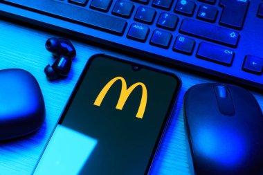 Prag, Çek Cumhuriyeti - 10 21 2024: Yüzeyde McDonalds logosunu gösteren akıllı telefon.