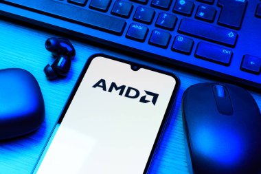 Prag, Çek Cumhuriyeti - 10 21 2024: Yüzeyde AMD logosu gösteren akıllı telefon.