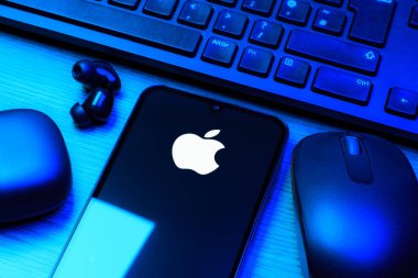 Prag, Çek Cumhuriyeti - 10 21 2024: Apple logosunu gösteren akıllı telefon.