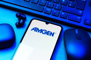 Prag, Çek Cumhuriyeti - 10 21 2024: Amgen logosunu gösteren akıllı telefon.