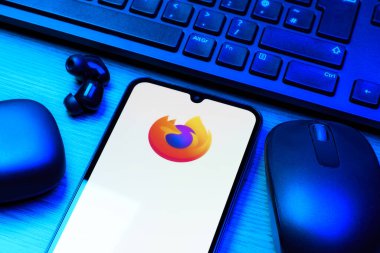 Prag, Çek Cumhuriyeti - 10 21 2024: Firefox logosunu gösteren akıllı telefon.