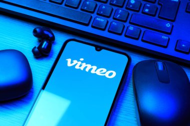 Prag, Çek Cumhuriyeti - 10 21 2024: Vimeo logosunu gösteren akıllı telefon.