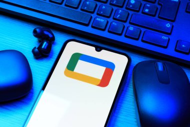 Prag, Çek Cumhuriyeti - 10 21 2024: Google TV logosunu gösteren akıllı telefon.