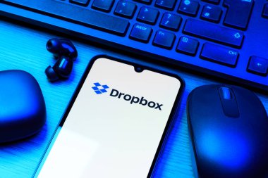 Prag, Çek Cumhuriyeti - 10 21 2024: Dropbox logosunu gösteren akıllı telefon.