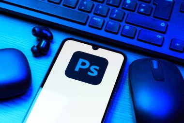 Prag, Çek Cumhuriyeti - 10 21 2024: Yüzeyde Photoshop logosu gösteren akıllı telefon.