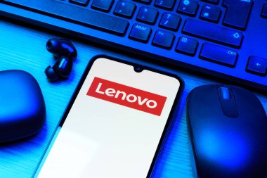 Prag, Çek Cumhuriyeti - 10 21 2024: Lenovo logosunu gösteren akıllı telefon.