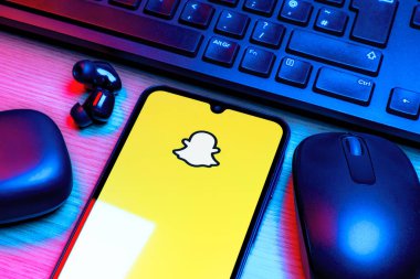 Prag, Çek Cumhuriyeti - 10 21 2024: Snapchat logosunu gösteren akıllı telefon.