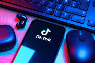 Prag, Çek Cumhuriyeti - 10 21 2024: Tiktok logosunu gösteren akıllı telefon.