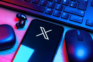 Prag, Çek Cumhuriyeti - 10 21 2024: X logosu gösteren akıllı telefon.