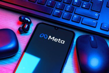 Prag, Çek Cumhuriyeti - 10 21 2024: Meta logosunu gösteren akıllı telefon.