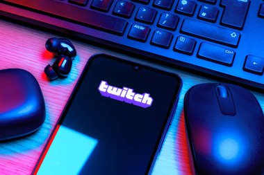 Prag, Çek Cumhuriyeti - 10 21 2024: Twitch logosunu gösteren akıllı telefon.