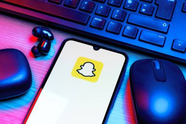 Prag, Çek Cumhuriyeti - 10 21 2024: Snapchat logosunu gösteren akıllı telefon.