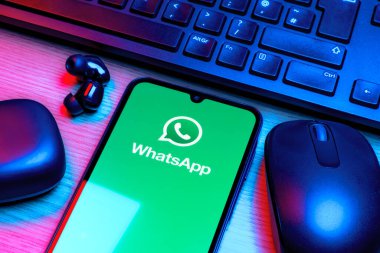 Prag, Çek Cumhuriyeti - 10 21 2024: Yüzeyde WhatsApp logosunu gösteren akıllı telefon.