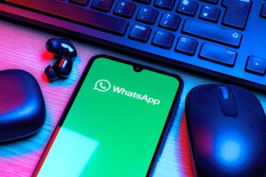 Prag, Çek Cumhuriyeti - 10 21 2024: Yüzeyde WhatsApp logosunu gösteren akıllı telefon.