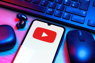 Prag, Çek Cumhuriyeti - 10 21 2024: Youtube logosunu gösteren akıllı telefon.