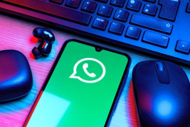 Prag, Çek Cumhuriyeti - 10 21 2024: Yüzeyde WhatsApp logosunu gösteren akıllı telefon.