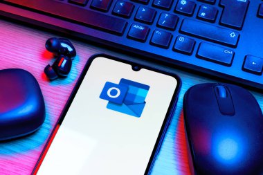 Prag, Çek Cumhuriyeti - 10 21 2024: Outlook logosunu gösteren akıllı telefon.