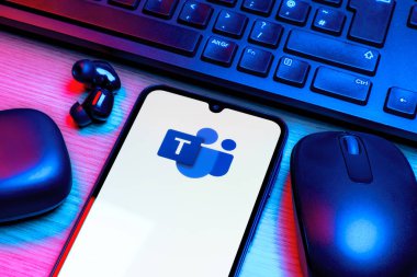 Prag, Çek Cumhuriyeti - 10 21 2024: Takım logolarını gösteren akıllı telefon.