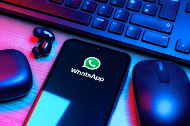 Prag, Çek Cumhuriyeti - 10 21 2024: Yüzeyde WhatsApp logosunu gösteren akıllı telefon.