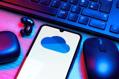 Prag, Çek Cumhuriyeti - 10 21 2024: Yüzeyde OneDrive logosu gösteren akıllı telefon.