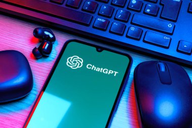 Prag, Çek Cumhuriyeti - 10 21 2024: ChatGPT logosunu gösteren akıllı telefon.