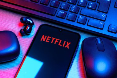 Prag, Çek Cumhuriyeti - 10 21 2024: Netflix logosunu gösteren akıllı telefon.